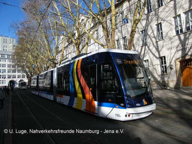 Tw 702 wartet am Teichgraben auf seinen großen Auftritt. Im Hintergrung steht Tw 633 an der Behelfsendhaltestelle der SL 5. Tw 702 wartet am Teichgraben auf seinen großen Auftritt. Im Hintergrung steht Tw 633 an der Behelfsendhaltestelle der SL 5.