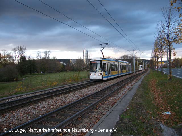 Hinter dem Tw 601 hatten sich dann auch noch zwei Linienwagen in den Korso eingeschlichen. Hinter dem Tw 601 hatten sich dann auch noch zwei Linienwagen in den Korso eingeschlichen.